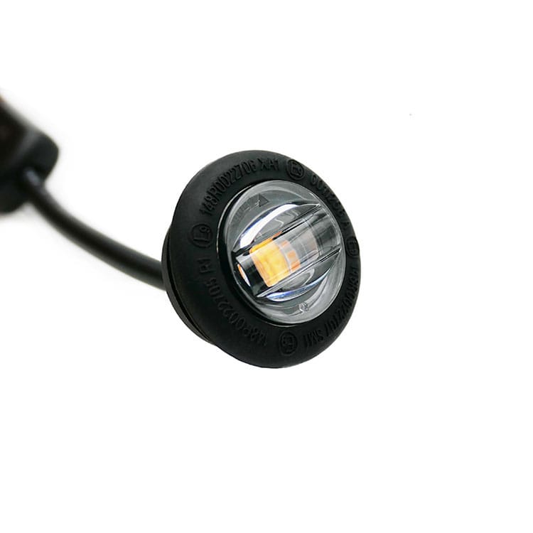 ¿Cómo mejora la visibilidad en la carretera el marcador lateral multifunción LED?